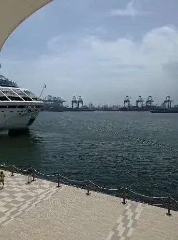 Shops and waterfront facing Colón bay