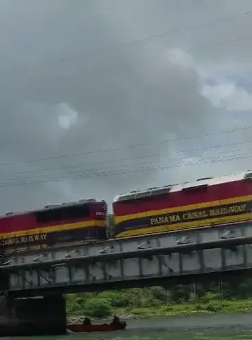 The canal railway crossing the Chagres bridge, seen from the boat